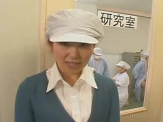 Oriental perawat film memainkan kontol dengan tangan keterampilan