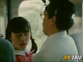 Ung kvinnlig blir groped på en tåg